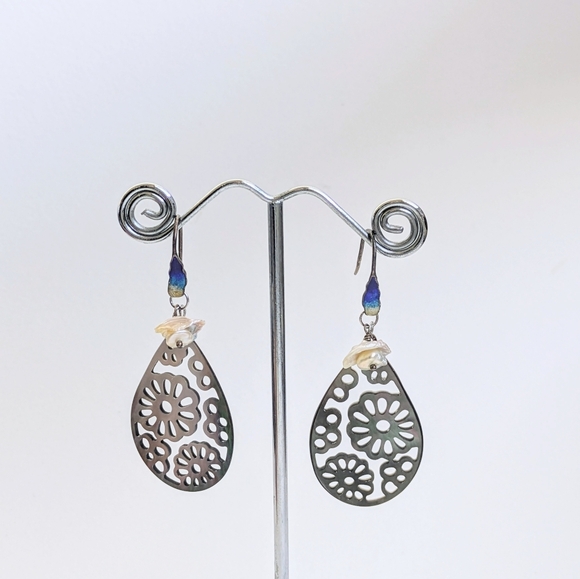 Elegance Mother of pearl Earrings, Intricate Filigree, Black Teardrop dangle - Picture 3 of 6